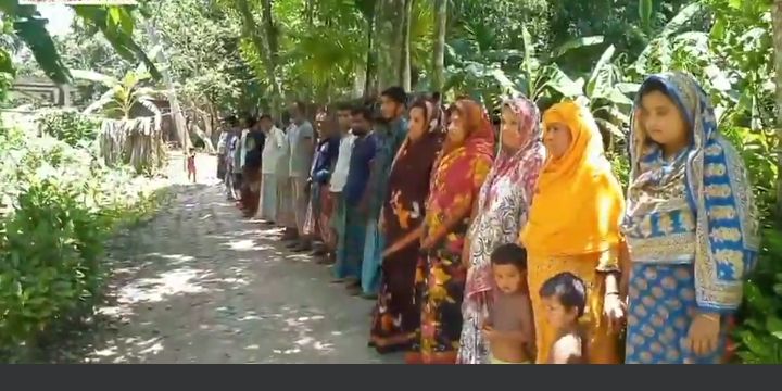 নড়াইলে রেকর্ডীও জমিতে জোরপূর্বক সরকারী রাস্তা নির্মানের বিরুদ্ধে মানববন্ধন!