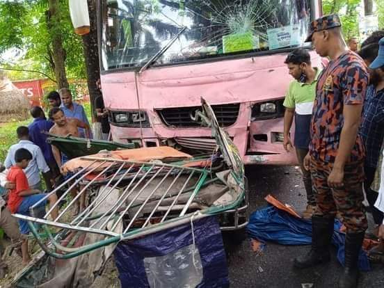 বাকেরগঞ্জে বিআরটিসির বাস চাপায় নিহত-৫ আহত-২ ঘাতক বাস আটক