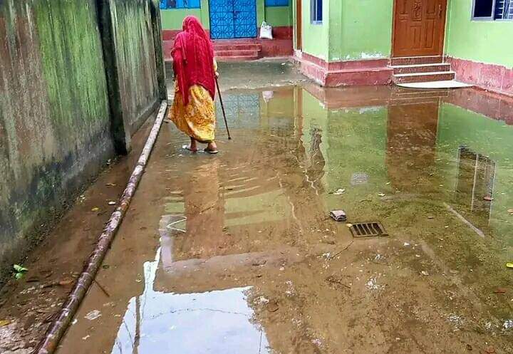 রাউজানে আদালতের নিষেধাজ্ঞা অমান্য করে ঘর নির্মাণ, পানি বন্দী ২৫ পরিবার