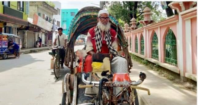 পরিবারের একমাত্র উপার্জনকারী আব্দুল লতিফ” চল্লিশ বছর রিক্সা চালিয়ে ঘোচাতে পারেনি সংসারের অভাব।