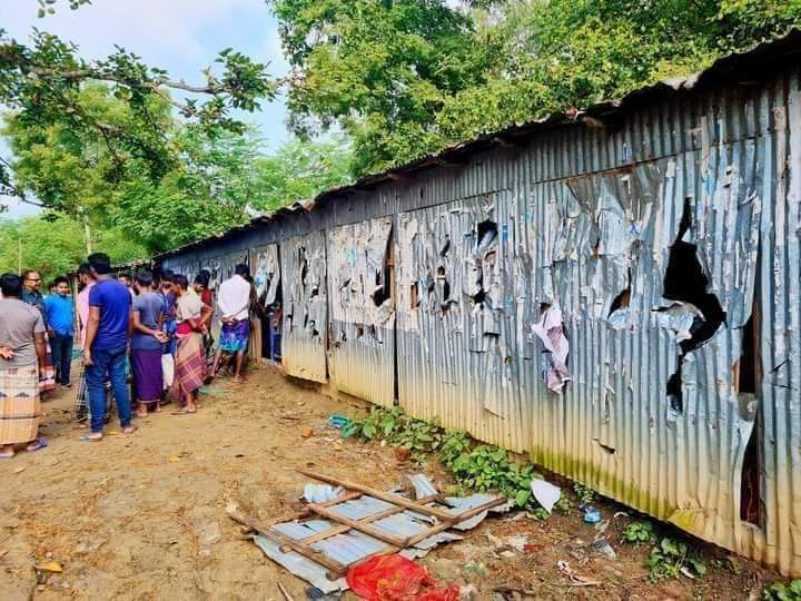 দোষ কি আমরা হিন্দু কি তাই👆?চেয়ারম্যান মেম্বারের দলীয় ঝগড়া তার ফলাফলে হিন্দু বাড়ি দোকানপাটে হামলা?কি সুন্দর এই দেশের অবস্থা😁🤭