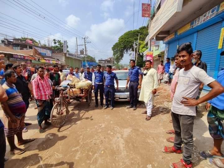 সংবাদ গোবিন্দগঞ্জে ১০৩ কেজি গাঁজা বোঝাই গাড়ীসহ মাদককারবারি আটক