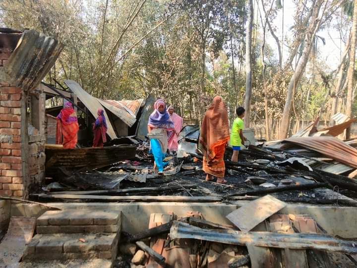 অভয়নগরে বৈদ্যুতিক শর্টসার্কিটের আগুনে পুড়ে ছাই বসতবাড়ী