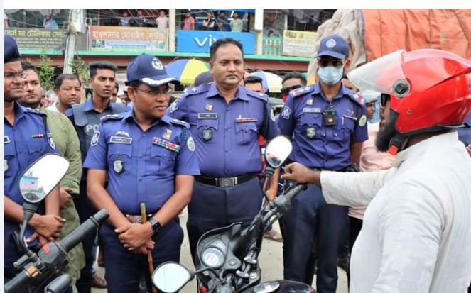 ভোলার বাংলাবাজারে হেলমেট পরিধান নিশ্চিতে ট্রাফিক জনসচেতনতা মূলক কর্মসূচি অনুষ্ঠিত