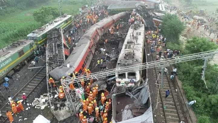 মর্মান্তিক…ভারতের ওডিশা রাজ্যে ভয়াবহ ট্রেন দুর্ঘটনায় নিহত