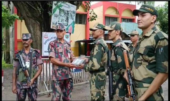 দিনাজপুর হিলিতে ঈদে বিজিবি-বিএসএফ মিষ্টি