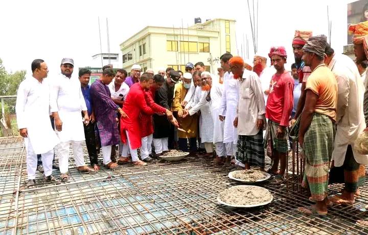 হিলিতে আওয়ামী লীগ দলীয় কার্যালয়ের ছাদ ঢালাই উদ্বোধন দিনাজপুরের হাকিমপুর হিলি উপজেলায় আওয়ামী লীগ এর দলীয় নান্দনিক কার্যালয় বহুতল