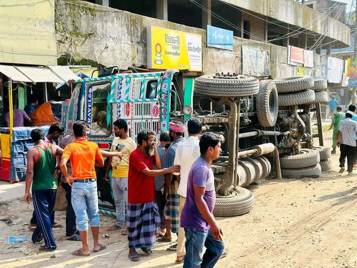 দিনাজপুর হিলির সড়কে উল্টে গেল ভারতীয় ট্রাক