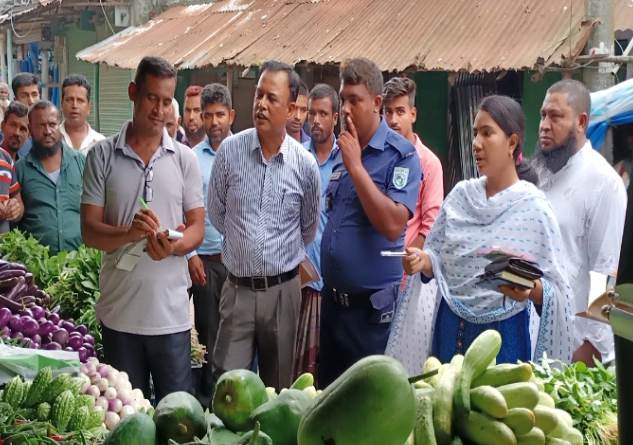 দিনাজপুর হিলিতে কাঁচামরিচের দাম বেশি নেওয়ায় ৫ দোকানীকে জরিমানা