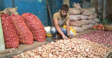 হিলিতে বাজারে কমেছে পেঁয়াজ-ও কাঁচামরিচের দাম