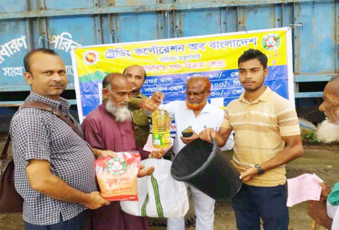 দিনাজপুরে হাকিমপুরের আলিহাট ইউনিয়নে টিসিবি পণ্য বিক্রি শুরু