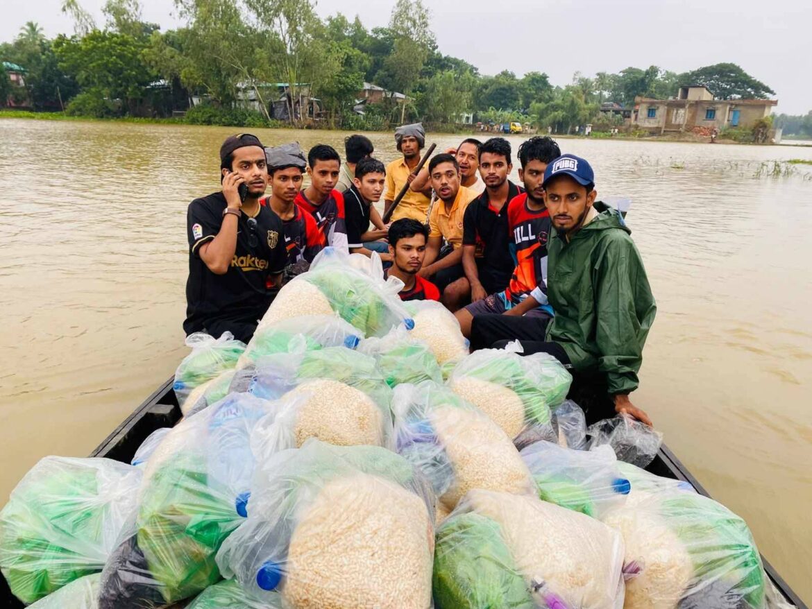 চকরিয়ায় বন্যায় ক্ষতিগ্রস্ত পরিবারের মাঝে শুকনো খাবার ও ঔষধ বিতরণ করে আনোয়ারা সেচ্ছাসেবী সংগঠন