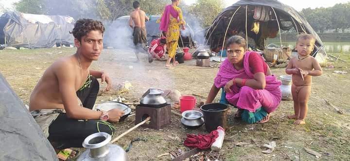 নওগাঁর বিভিন্ন উপজেলায় অস্থায়ী বেদে জনগোষ্ঠী মানবেতর জীবন-যাপন করছে দেখার কেউ নেই!!