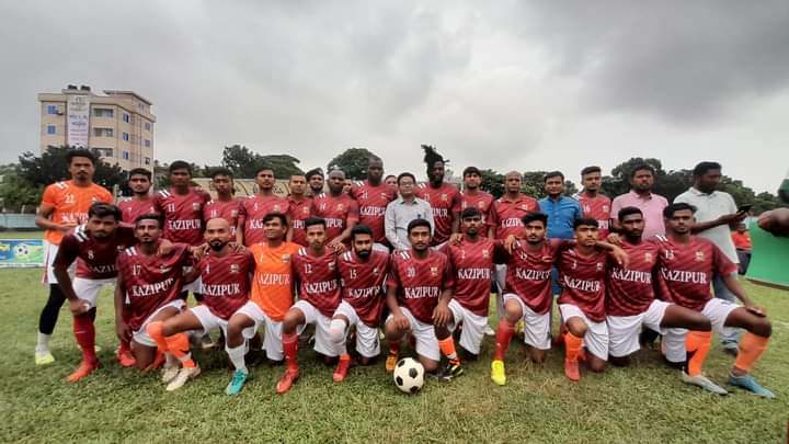 সিরাজগঞ্জ আন্তঃ উপজেলা ফুটবল টুর্নামেন্টের সেমিফাইনালে কাজিপুর উপজেলা দল।