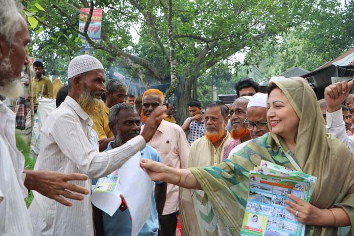 উন্নয়নের চিত্র তুলে ধরে নৌকা মার্কায় ভোট চেয়ে হেনরী’র লিফলেট বিতরণ 