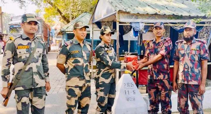 হিলি সীমান্তে বিজিবিকে মিষ্টি উপহার দিলো বিএসএফ