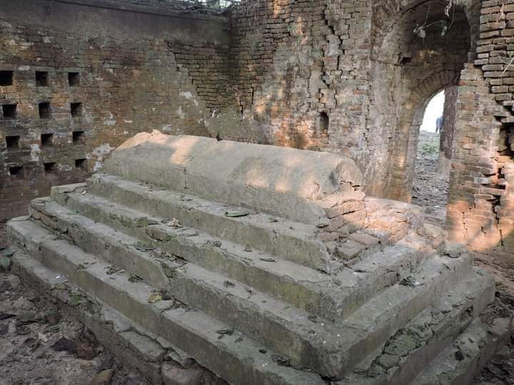 বখতিয়ার খিলজির সমাধি… (গঙ্গারামপুর )যিনি বাংলার লক্ষণ সেনকে পরাস্ত করে প্রথম বাংলা দখল করেন।