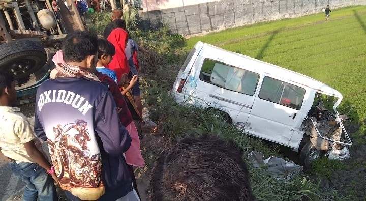 সিরাজগঞ্জে ট্রাক- মাইক্রোবাস মুখোমুখি সংঘর্ষে পুলিশসহ ৫জন আহত।