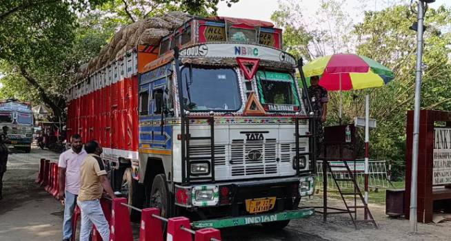 আধাবেলা বন্ধ থাকার পর হিলি স্থলবন্দর দিয়ে আমদানি শুরু