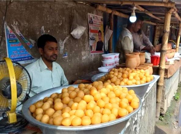 দিনাজপুরের বিরামপুর ফুটপাতে দৈনিক দশ মন রসমালাই বিক্রি