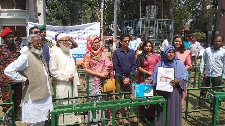 বেলকুচিতে বিভিন্ন উপকরণ বিতরণ করেন জেলা প্রশাসক মীর মোহাম্মদ মাহবুবুর রহমান।