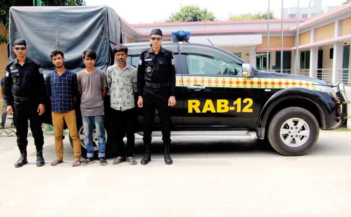 সিরাজগঞ্জে র‌্যাব-১২এর অভিযানে ৩৫০ বোতল ফেনসিডিলসহ ০৩ জন মাদক ব্যবসায়ী গ্রেফতার