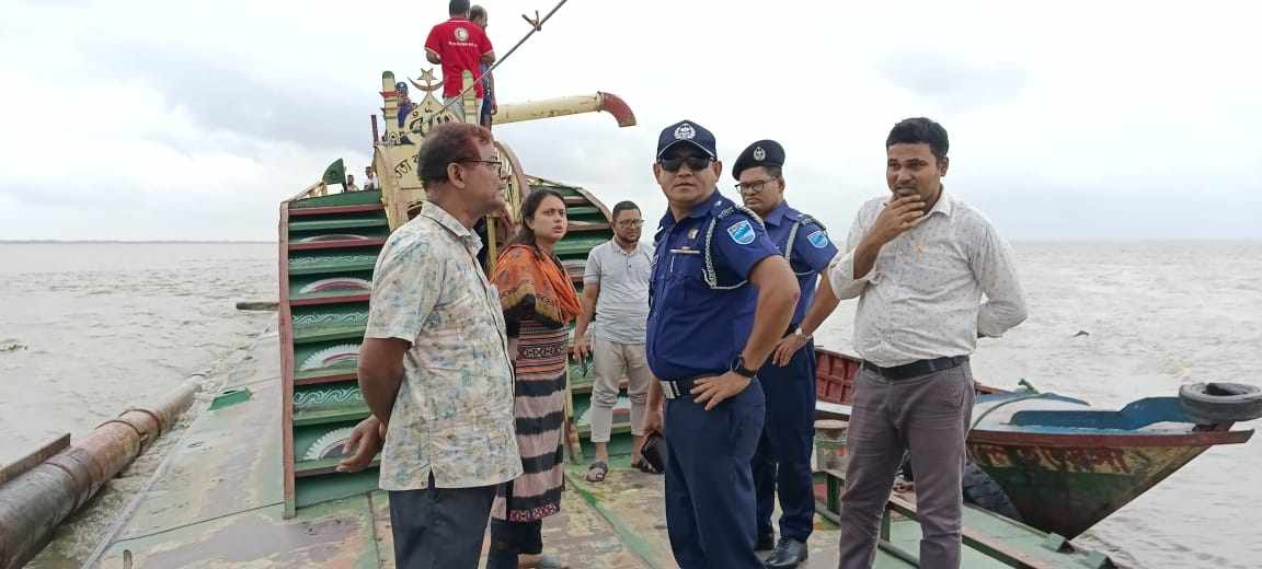 পদ্মা নদীতে যৌথ অভিযানে ড্রেজারসহ পাঁচজন নাটক।