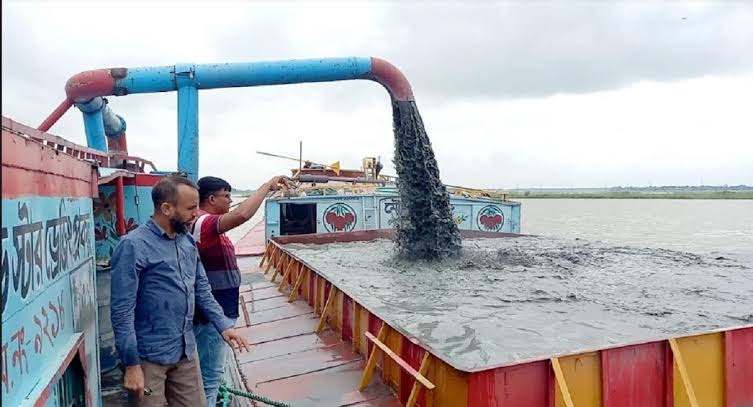 পদ্মা নদীতে অবৈধ ড্রেজারের বিরুদ্ধে অভিযান পরিচালনা করে বন্ধ করতে পারছে না প্রশাসন।