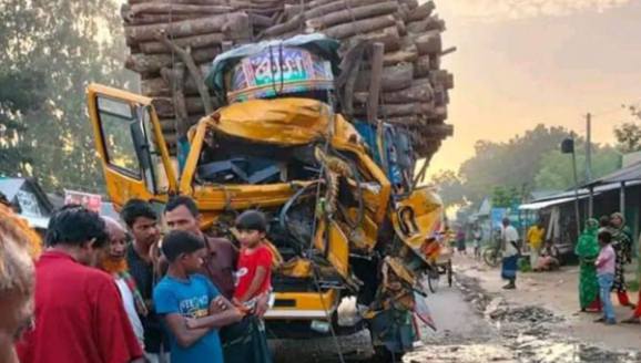 ঘোড়াঘাটে থেকে থাকা ট্রাকে গাছের গুঁড়ি বোঝাই ট্রাকের ধাক্কায় হেলপার নিহত, আহত ১