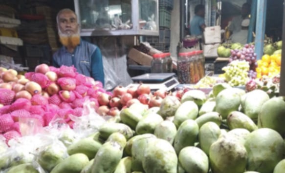 বাজারে উঠেছে কাঁচামিঠা কাটিমন আম, দাম চড়া